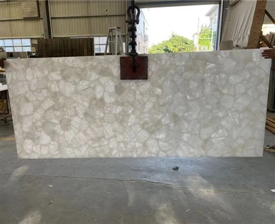 Witte kristallen edelsteenplaat